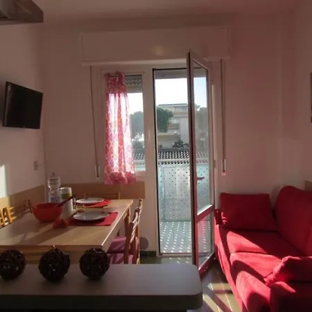 Great Apartment In Central Location Near The Beach