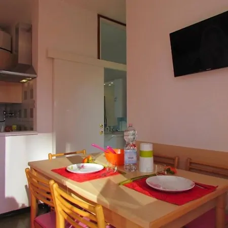 Great Apartment In Central Location Near The Beach