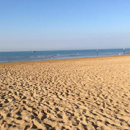 Great Apartment In Central Location Near The Beach 비비오네