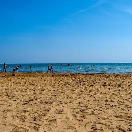 아파트 Great Apartment In Central Location Near The Beach